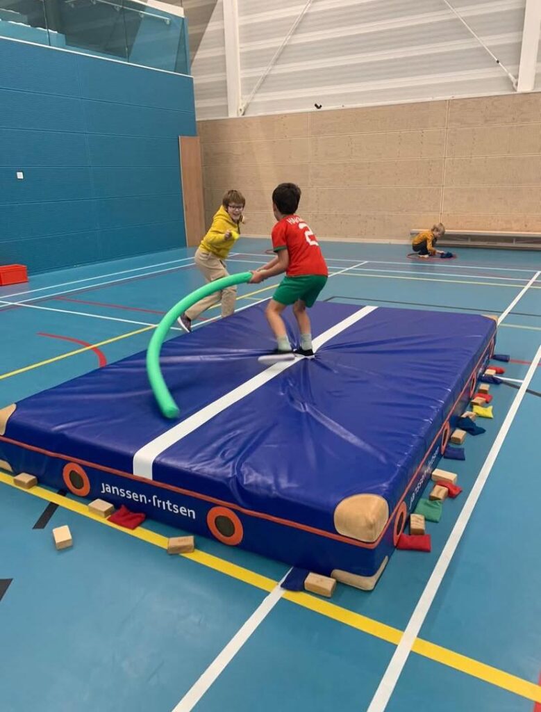 Kinderen spelen het Hans en Grietje spel bij Sport-BSO Flekss