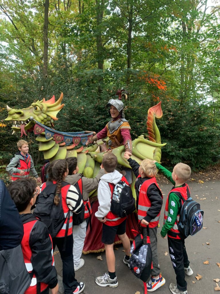 Kinderen lopen in de efteling bij Sport-BSO Flekss