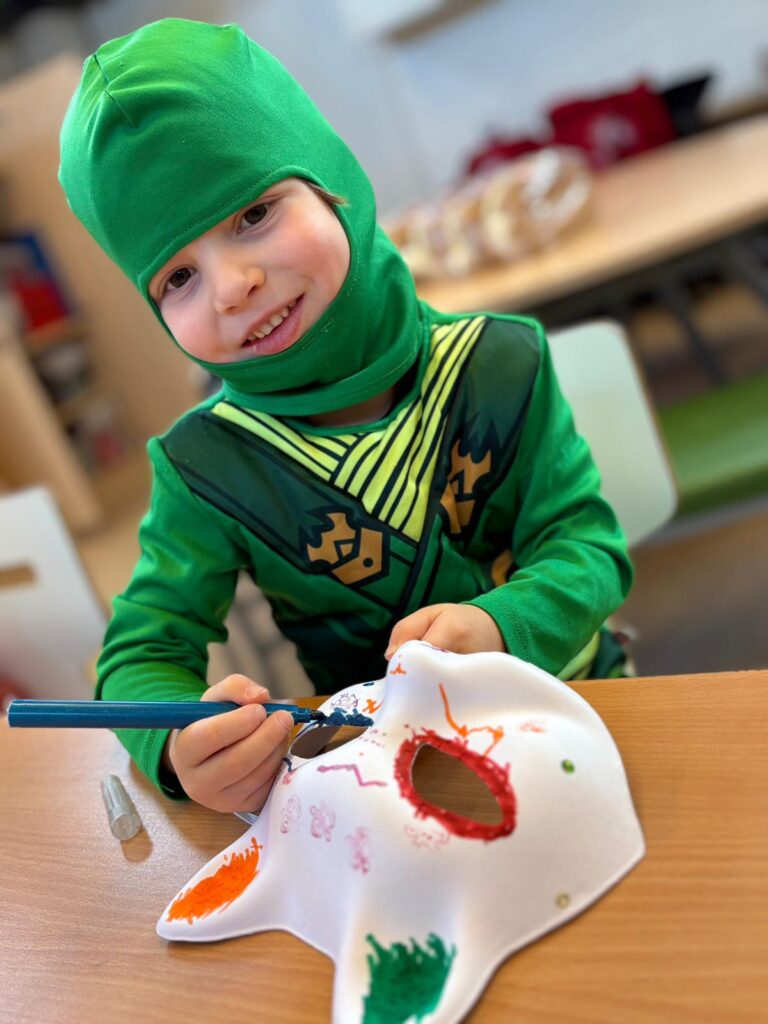 Maskers versieren carnaval flekss rietvink