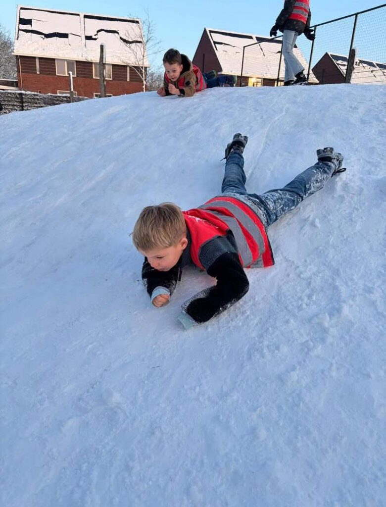 Kinderen spelen in de sneeuw bij Sport-BSO Flekss
