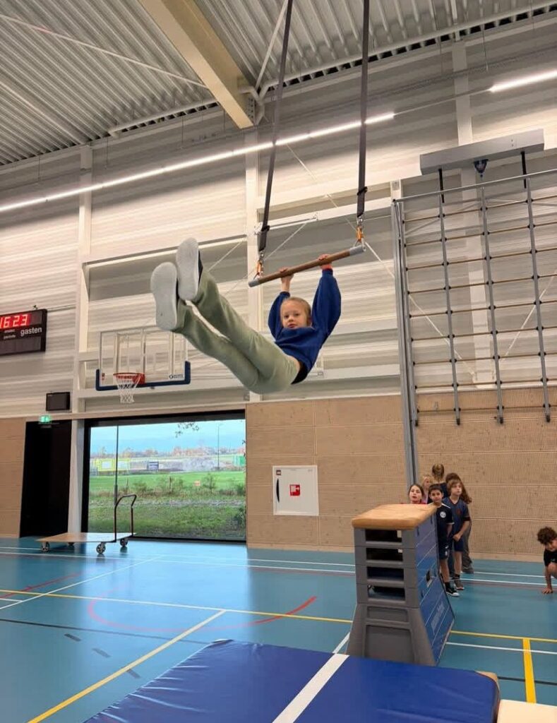 Kinderen sporten bij Sport-BSO Flekss