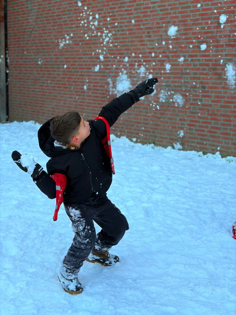Kind gooit sneeuwballen
