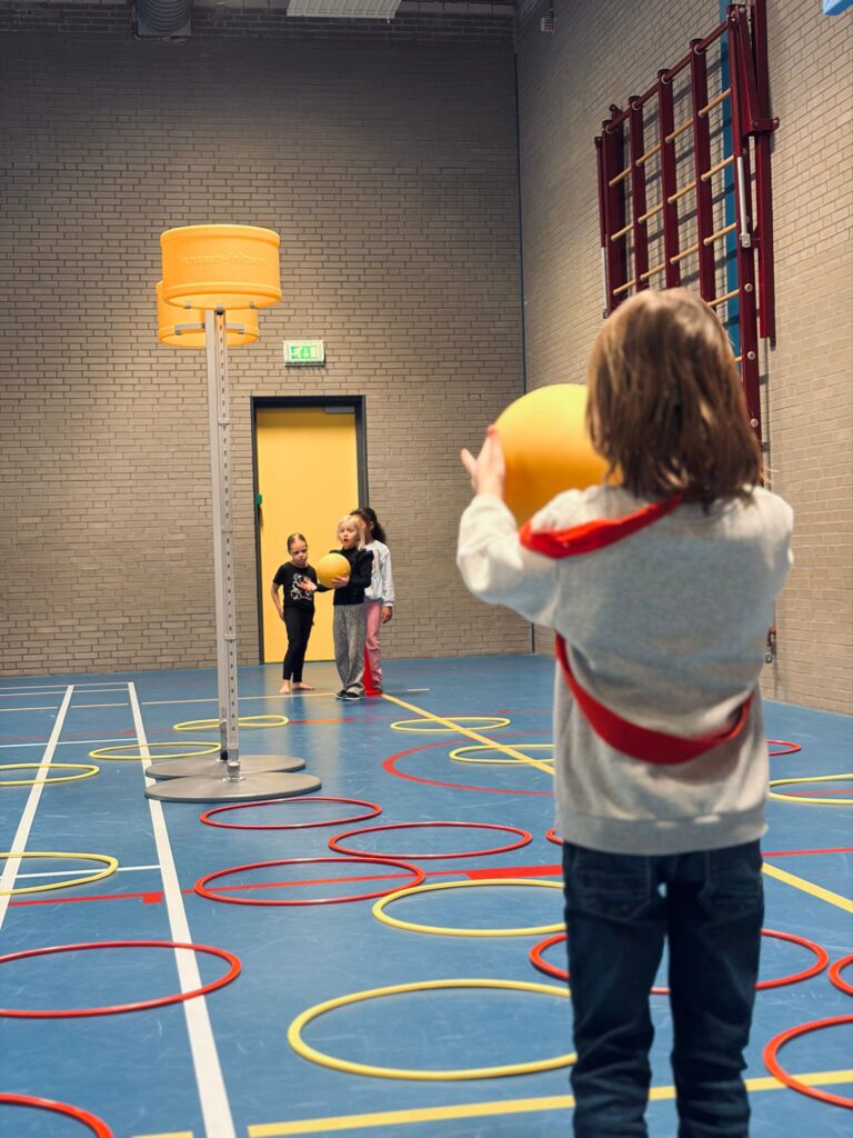 Ballen gooien in de gymzaal