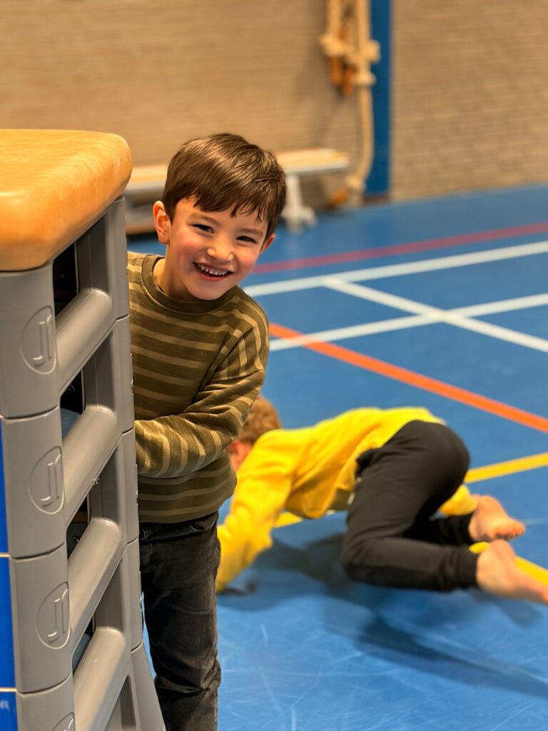 verstoppertje spelen in de gymzaal
