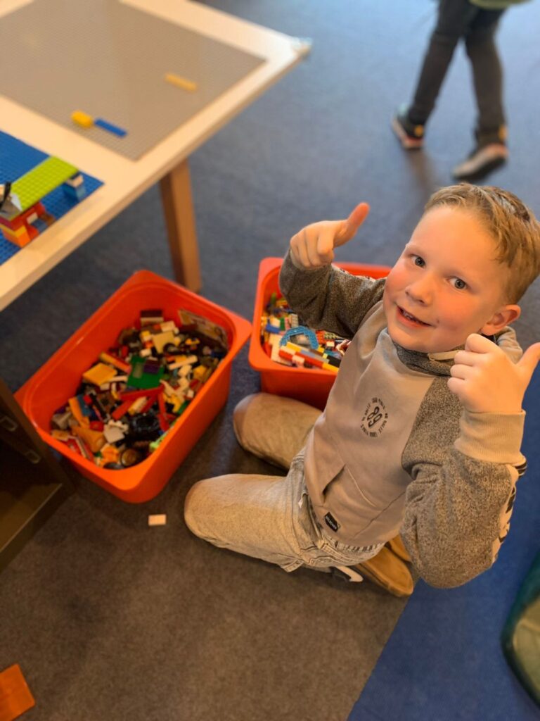 Op de BSO met de lego spelen of andere leuke spellen.