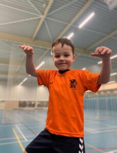 Kind speelt bij Sport-BSO Flekss