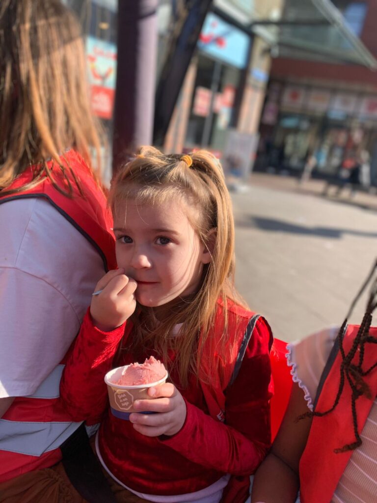 Met het mooie weer een ijsje halen met de leukste bso van Etten-Leur