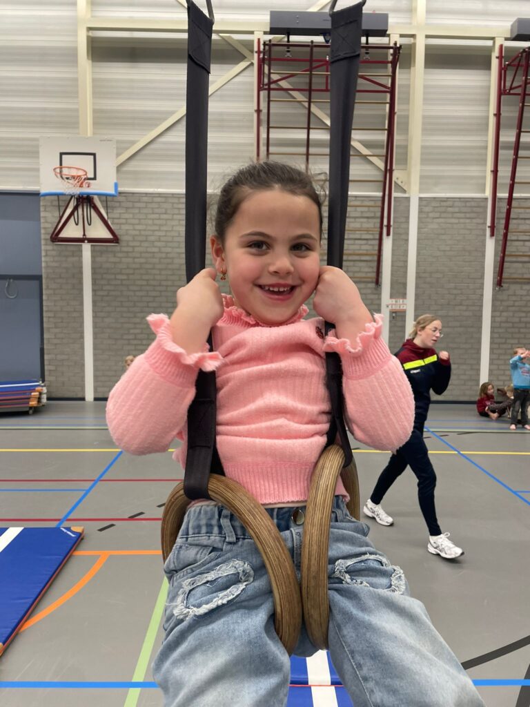 aan de ringen zwaaien