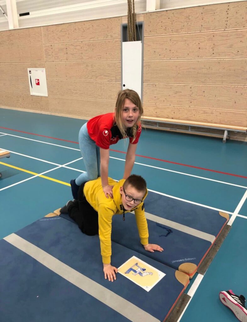 Kinderen spelen Acro-gym bij Sport-BSO Flekss