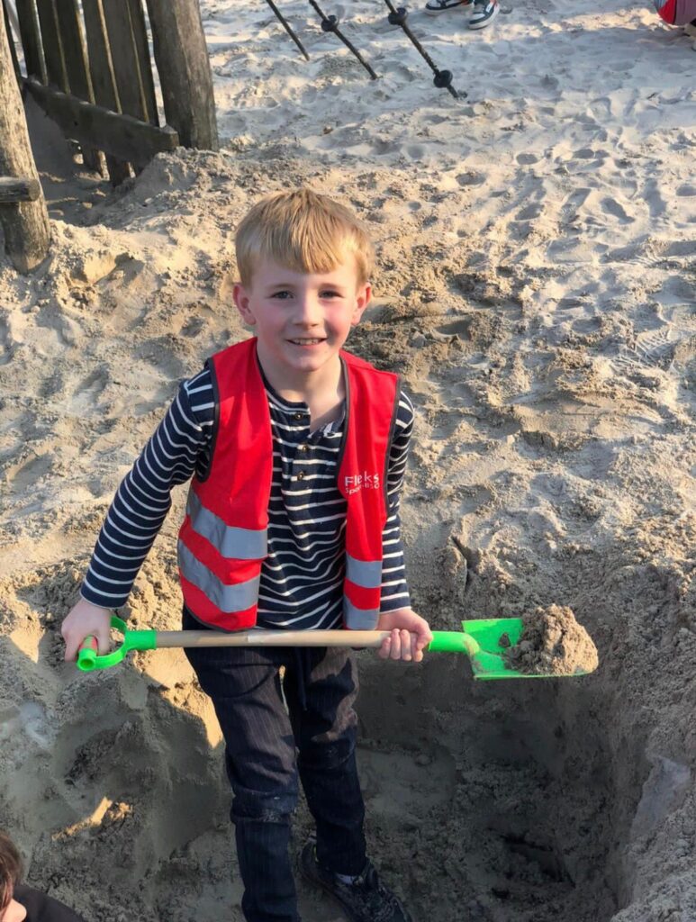 Kinderen spelen in de zandbak bij Sport-BSO Flekss