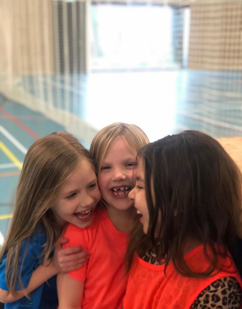 Kinderen spelen bij Sport-BSO Flekss