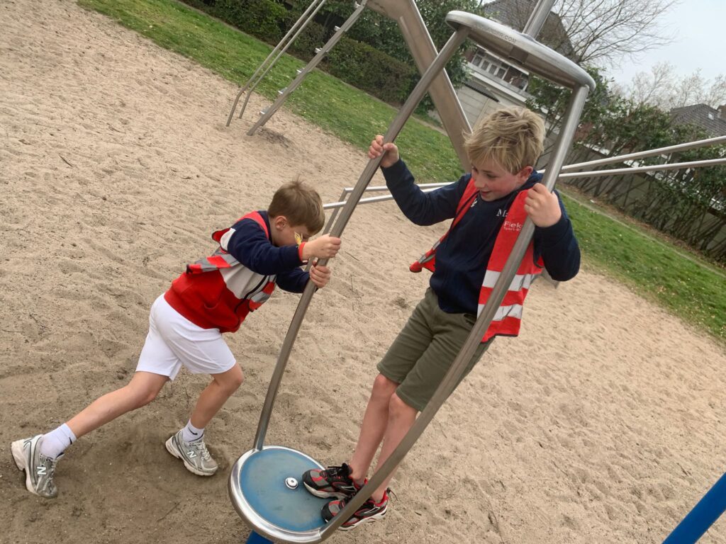 spelen op de draaimolen