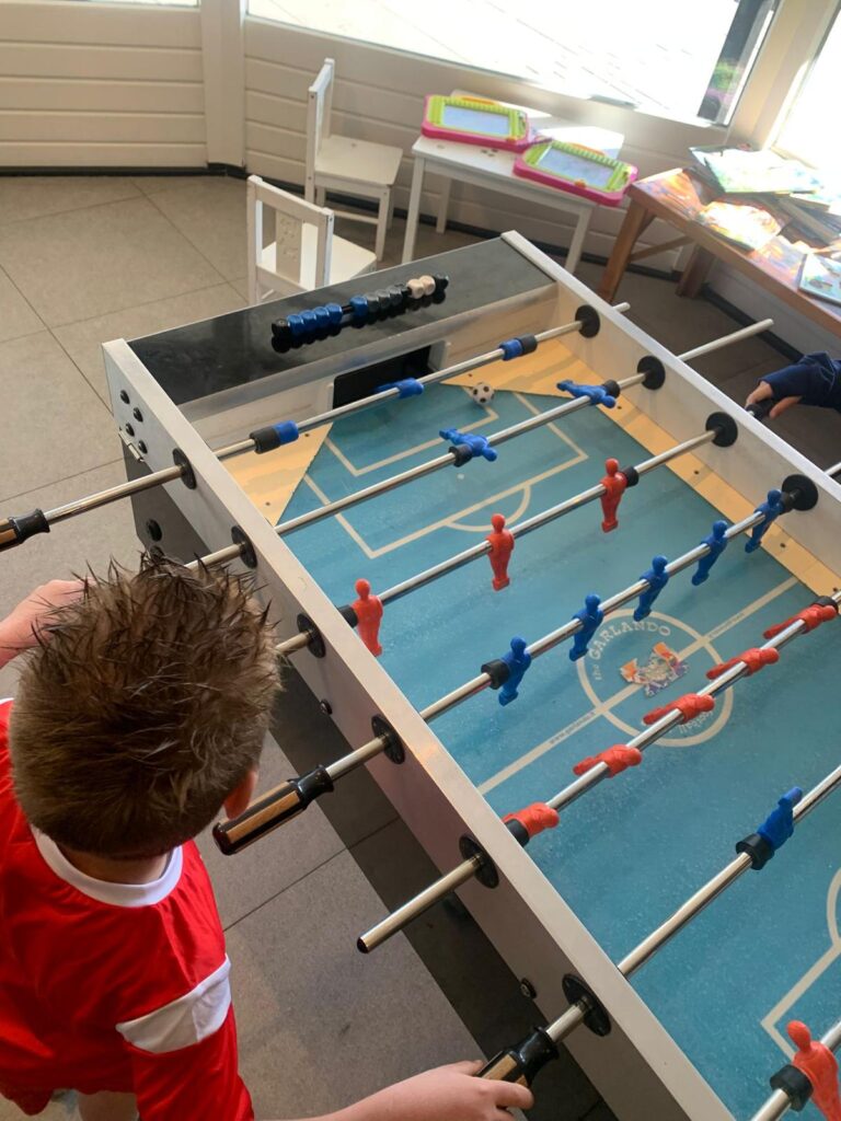 Blog meivakantie SSC- Tafelvoetbal spelen