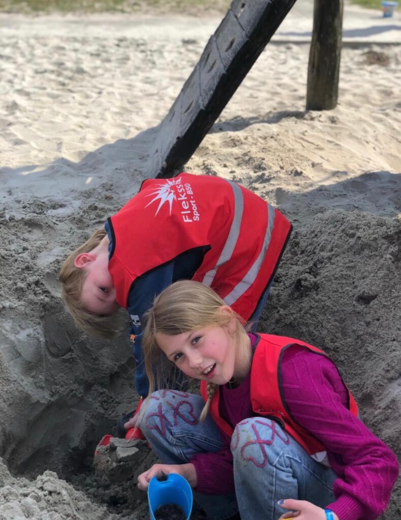 Kinderen spelen in de speeltuin bij Sport-BSO Flekss