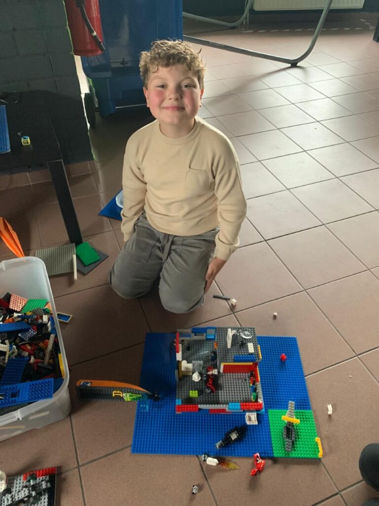 Met de lego spelen op de Sport-BSO in Etten-Leur.