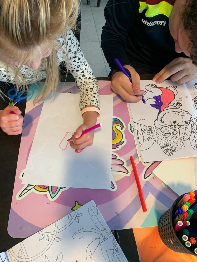 Blog week 24 SSC- gezellig knutselen aan tafel
