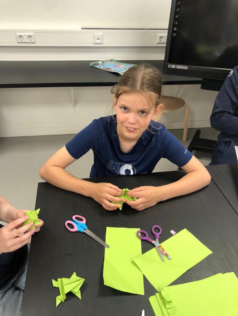 Kinderen knutselen bij Sport-BSO Flekss