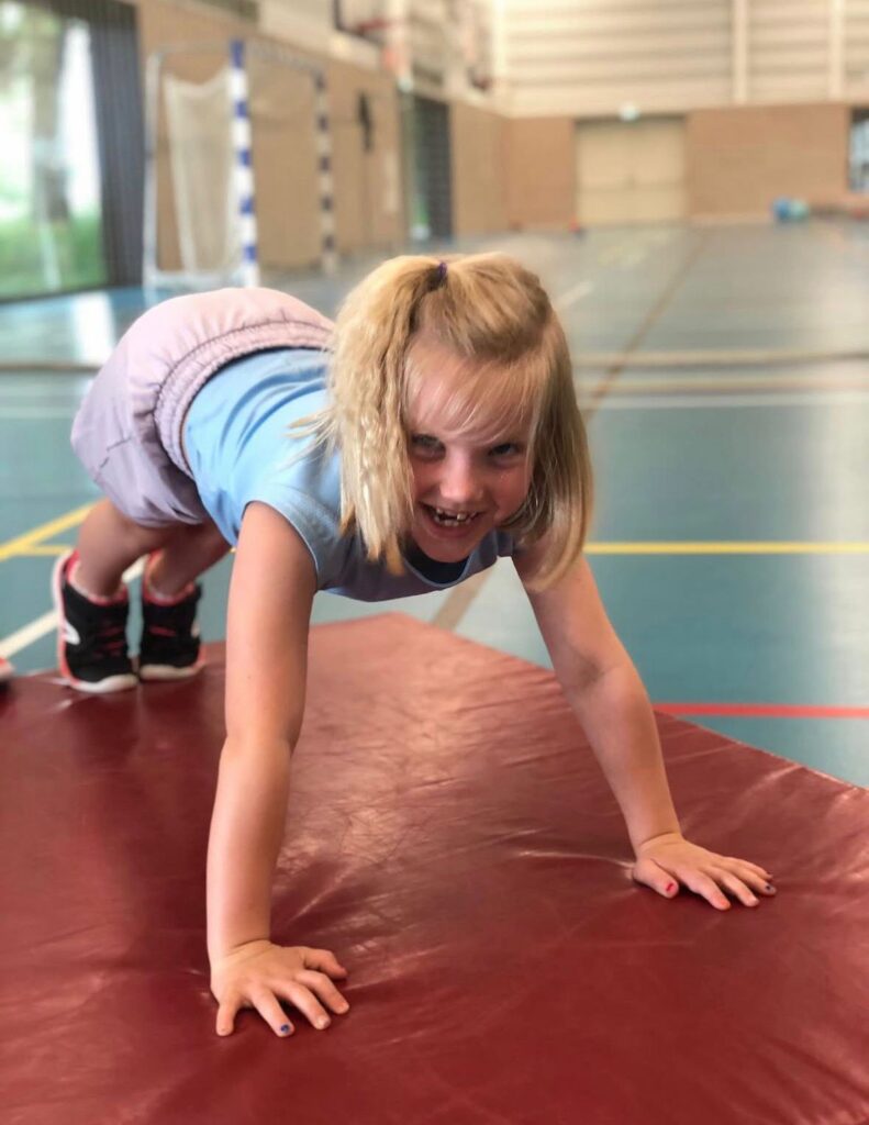 Kind leert handstand bij Sport-BSO Flekss