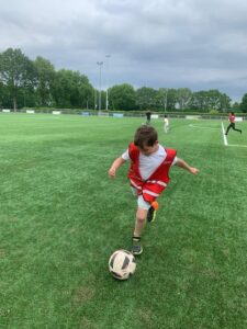 Kindje aan het voetballen bij Moerse Boys