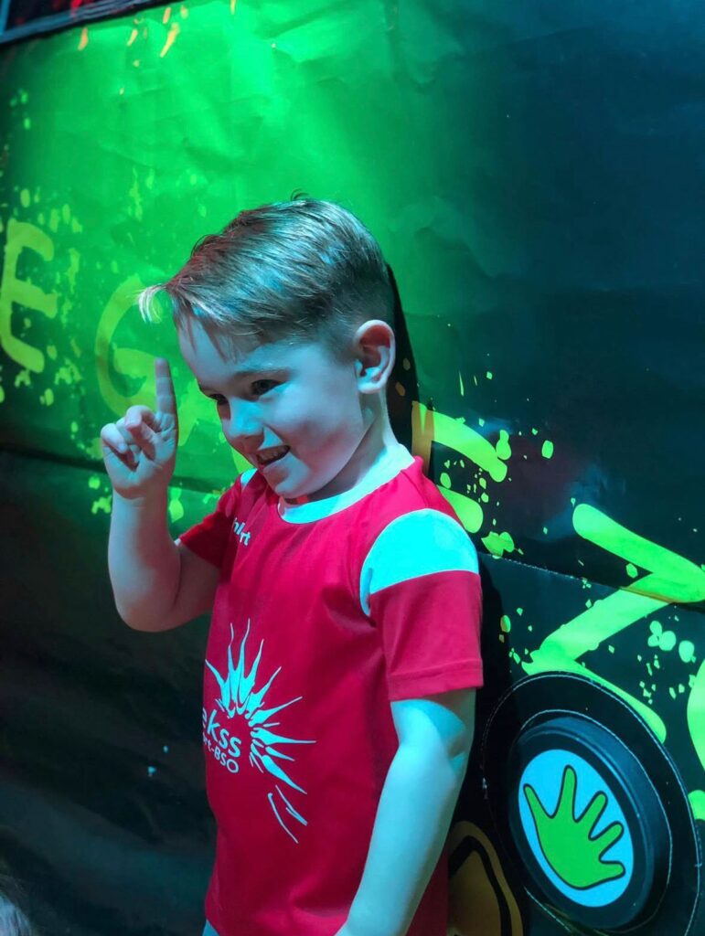 Kind speelt bij BounceValley met sport-BSO Flekss