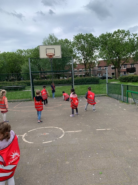 kinderen aan het voetballen buiten