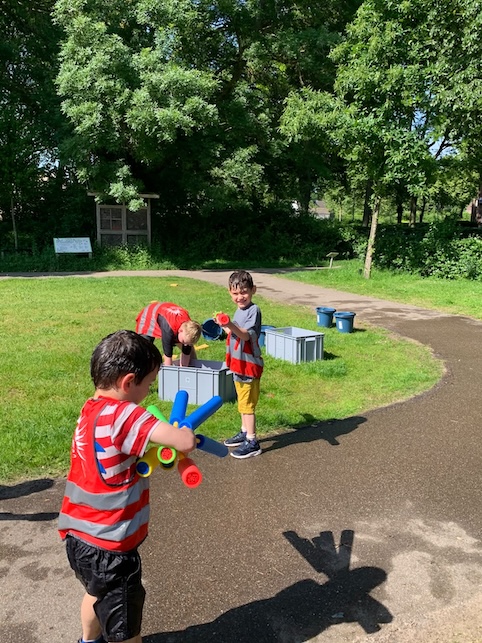 kinderen spelen buiten met water