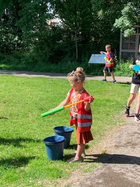 kinderen spelen met water in het zonnetje