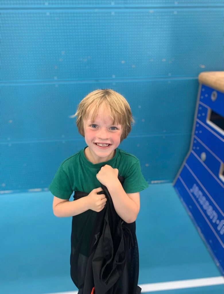 Kind speelt bij Sport-BSO Flekss