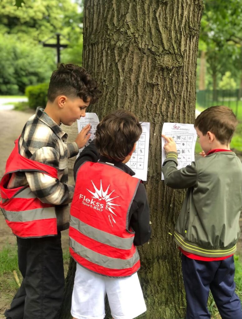 Kinderen spelen BOS-Bingo bij Sport-BSO Flekss