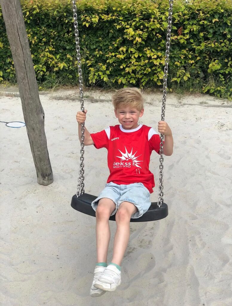 Kind schommelt bij Sport-BSO Flekss