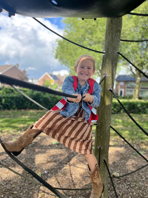 kind speelt in de speeltuin