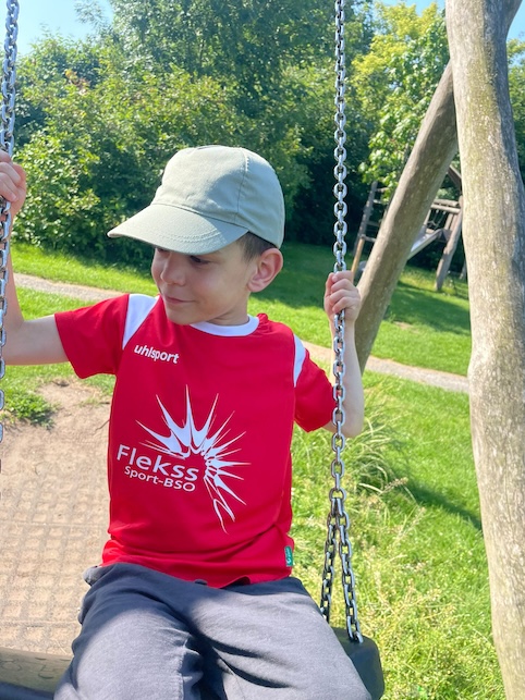 kind zit op de schommel