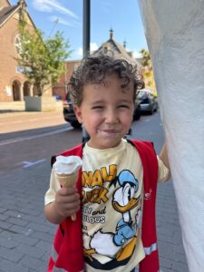 Kindje eet een softijsje