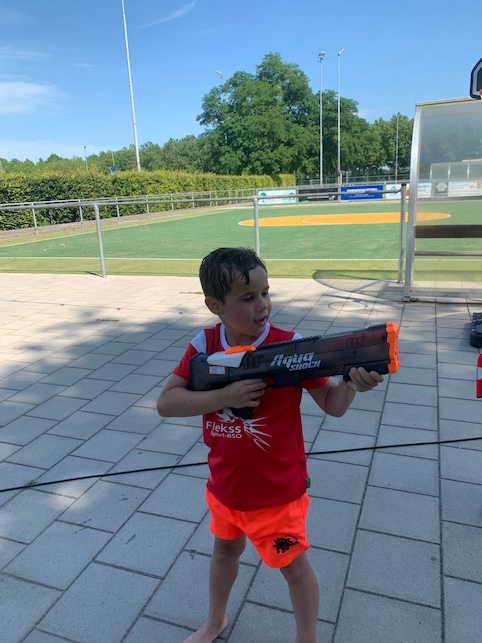 kindje schiet met een waterpistool