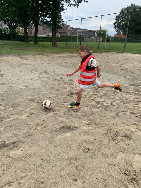 kindje speelt voetbal