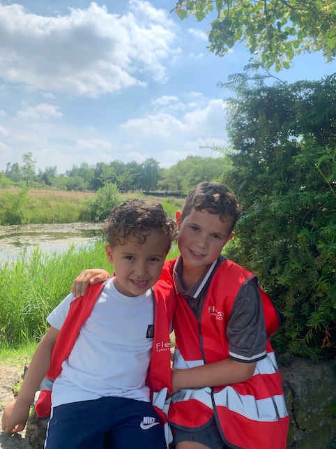 twee kinderen samen in de speeltuin