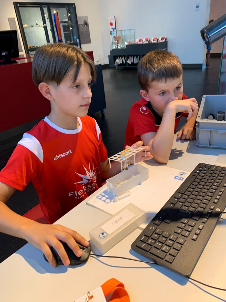 proefjes doen in het museum