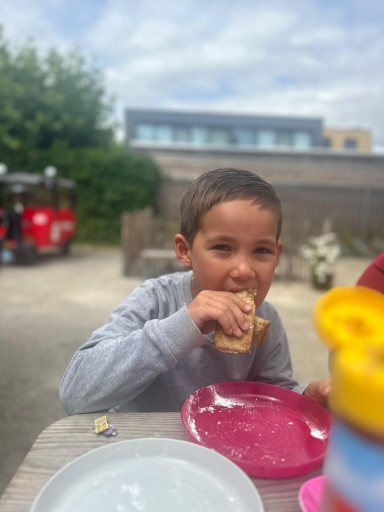 Rietvink - pannenkoeken bakken en opeten