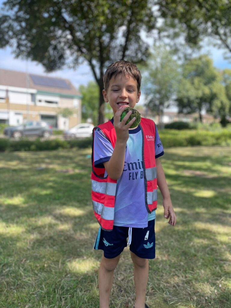 Kind speelt met waterbal