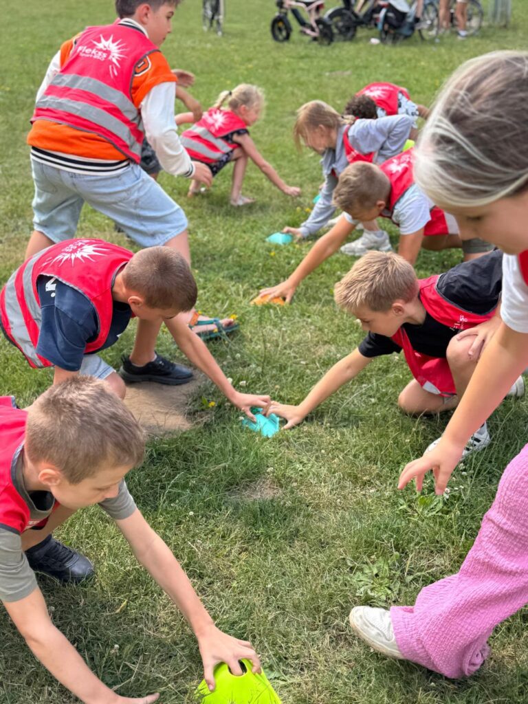 Kinderen spelen met hoetje