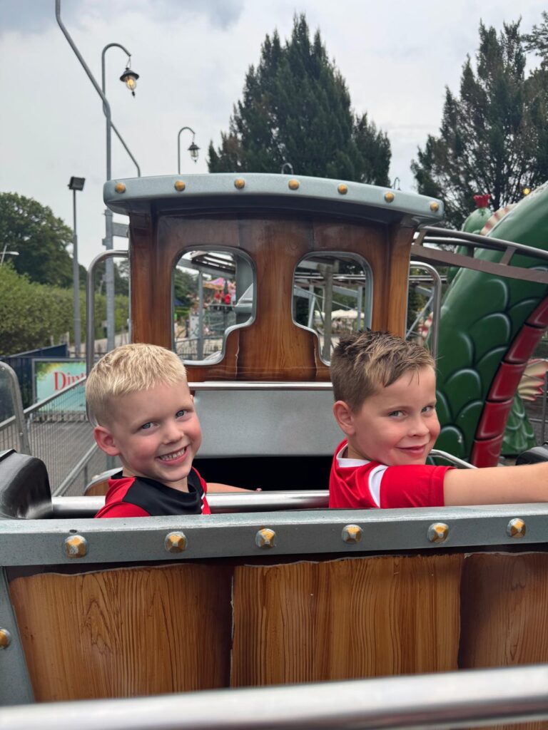 Kinderen zitten in achtbaan