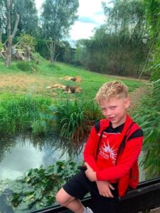 kind in de dierentuin