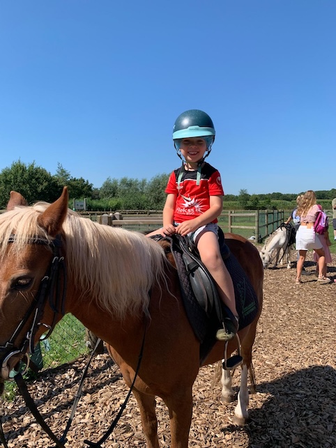 kind op een paard bij Scherpenberg
