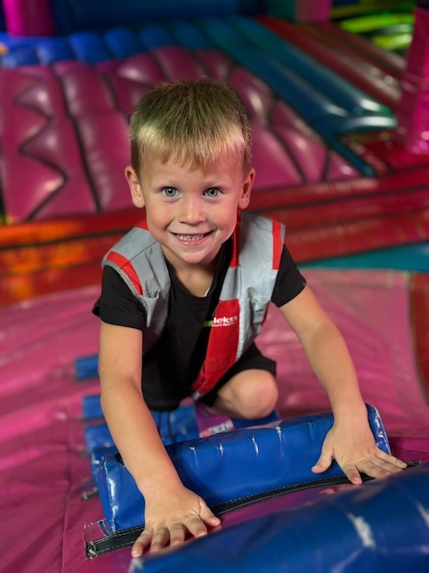 kind speelt bij bounce valley