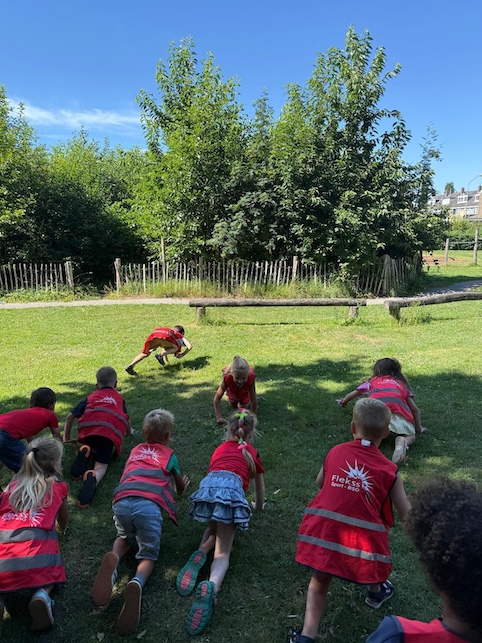 kinderen spelen dieren estafette