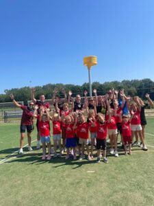 kinderen spelen korfbal tijdens de vakantie