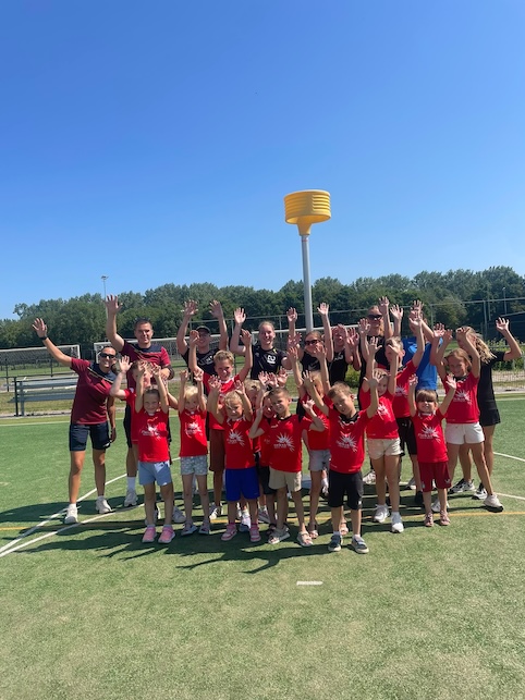 kinderen spelen korfbal tijdens de vakantie