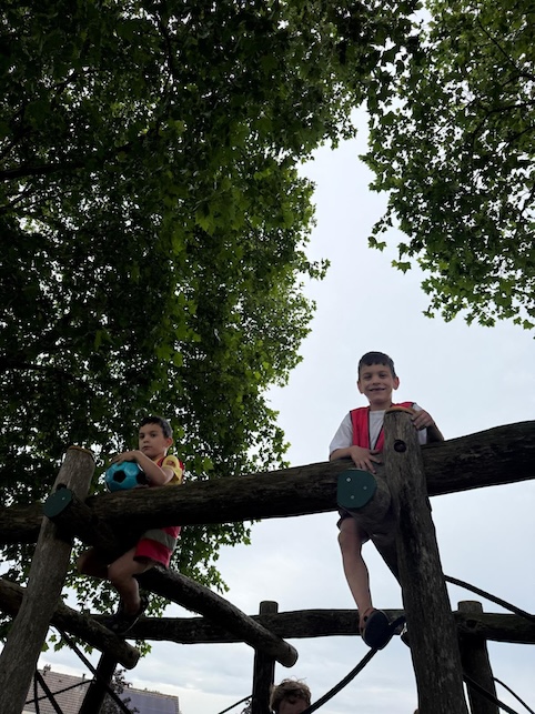 kinderen spelen op speeltoestel