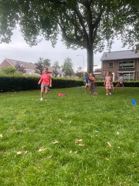 kinderen sporten buiten bij de bso