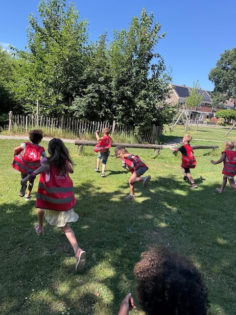 kinderen sporten buiten op de bso